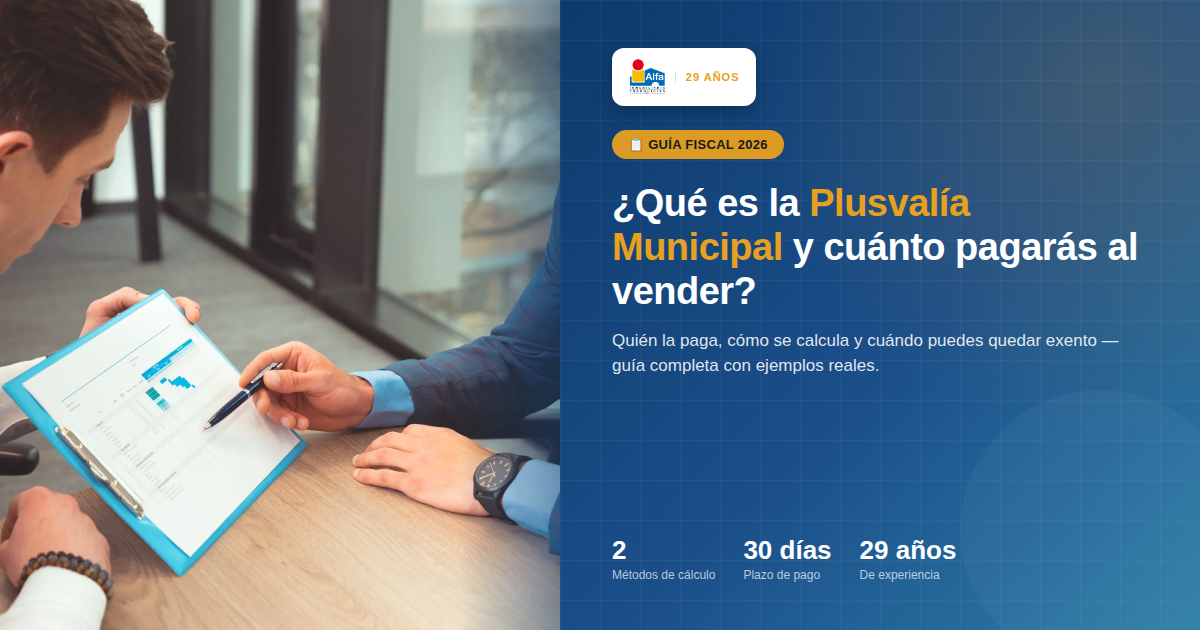Agente inmobiliario explicando el cálculo de la plusvalía municipal a un cliente con gráficos en una carpeta - Alfa Inmobiliaria